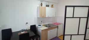 a kitchen with a counter and a sink and a desk at Apartman Lavanda Banja Koviljaca in Banja Koviljača