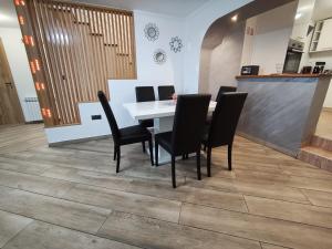 TV a/nebo společenská místnost v ubytování Holiday Home Kresić