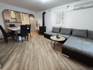 Kuchyň nebo kuchyňský kout v ubytování Holiday Home Kresić