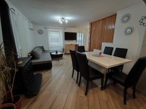 TV a/nebo společenská místnost v ubytování Holiday Home Kresić