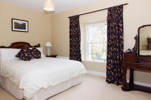 Un pat sau paturi într-o cameră la Ballinclea House Bed and Breakfast
