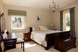 Tempat tidur dalam kamar di Ballinclea House Bed and Breakfast