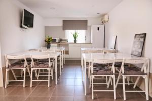 Kuchyň nebo kuchyňský kout v ubytování V Pension & Suites