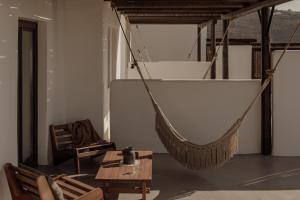 Uma área de estar em ananea Mykonos - Adults Only