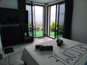 Televízia a/alebo spoločenská miestnosť v ubytovaní Pinar Suites Habitaciones