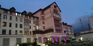 a large pink and white building with purple lights at Apartamento Teresópolis alto in Teresópolis