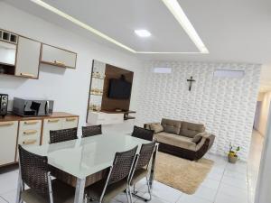eine Küche und ein Wohnzimmer mit einem Tisch und einer Couch in der Unterkunft Alugo por temporada! in Campina Grande + 3 Fotos