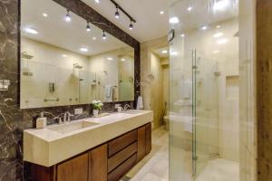 ein Badezimmer mit Waschbecken und Dusche in der Unterkunft Estrella de San Pedro B&B in Cartagena de Indias + 57 Fotos