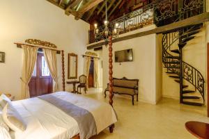 ein Schlafzimmer mit großem Bett und Treppe in der Unterkunft Estrella de San Pedro B&B in Cartagena de Indias