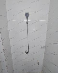 a shower with a shower head in a bathroom at bel studio de luxe a thies Sénégal in Thiès