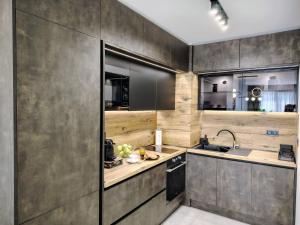 una cocina con fregadero y encimera en Ika Apartment Central, en Burgas