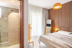 Postel nebo postele na pokoji v ubytování Theros Lux Apts.