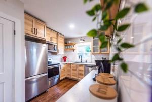 Η κουζίνα ή μικρή κουζίνα στο Signal Hill Rowhome 3br Harbour View Patio