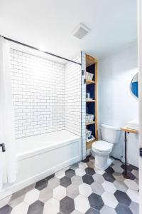 Ένα μπάνιο στο Signal Hill Rowhome 3br Harbour View Patio +21 φωτογραφίες