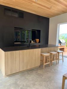 Fotografie z fotogalerie ubytování Le Ürban- Chalet avec Terrasse Spa BBQ vue Montagnes-près de Tremblant- nouveau v destinaci La Conception