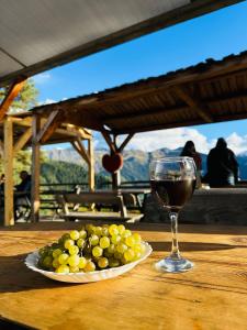 Nápoje v ubytování Heshkili huts and cabins Svaneti + 37 fotografií