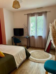 una camera da letto con un letto e una finestra di Chambre cosy dans maison familiale avec petit déjeuner chez Olivier et Manuel à Clavette, proche La Rochelle a Clavette