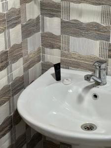 Koupelna v ubytování Shara Hotel + 20 fotografií