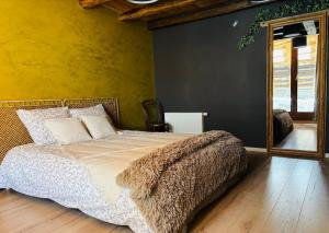 a bedroom with a bed and a mirror at Maison individuelle à Ueberstrass in Ueberstrass