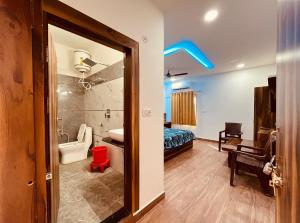 Camera con bagno, letto e servizi igienici. di Manya Palace a Orchha