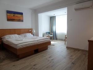 Postel nebo postele na pokoji v ubytování Silent Apartmanház Harkány + 97 fotografií