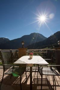 una mesa y sillas en un patio con vistas a las montañas en Superior Hotel Persal, en Finkenberg