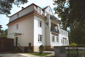 多克西Pokoje Pasáž的一座挂着招牌的白色大楼