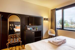 Postel nebo postele na pokoji v ubytování Hotel Lowietje Lisse - Keukenhof