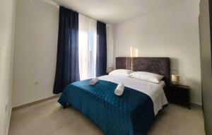 ein Schlafzimmer mit einem Bett mit zwei Handtüchern darauf in der Unterkunft Adria Vir in Vir