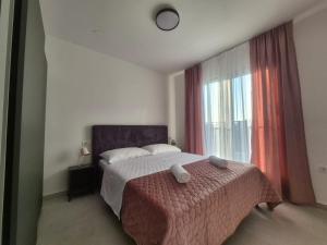 ein Schlafzimmer mit einem Bett und einem großen Fenster in der Unterkunft Adria Vir in Vir