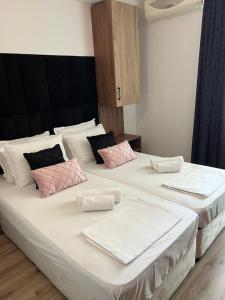 Postel nebo postele na pokoji v ubytování Dreams Family Hotel