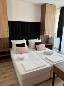 Postel nebo postele na pokoji v ubytování Dreams Family Hotel