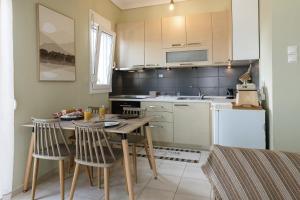 卡瓦拉Bella's Balcony的小厨房配有桌椅和冰箱。