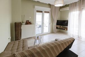 卡瓦拉Bella's Balcony的带沙发和电视的客厅