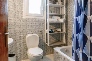 卡瓦拉Bella's Balcony的带马桶、水槽和浴缸的浴室 更多19张照片