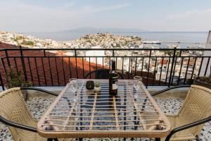 卡瓦拉Bella's Balcony的阳台上的一张桌子上放着一瓶葡萄酒