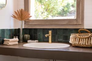 a sink in a bathroom with a window at Signura, maison entre mer et maquis in Piana