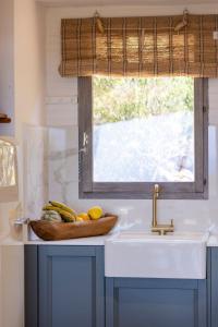 a kitchen counter with a sink and a bowl of fruit at Signura, maison entre mer et maquis in Piana