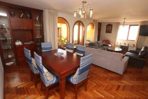 阿雷基帕Condo located just 4 blocks from the main square的带木桌椅的客厅