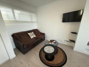 un soggiorno con un divano e un tavolo di Le Pic D'Etretat a Étretat