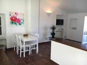 Μια τηλεόραση ή/και κέντρο ψυχαγωγίας στο Montemarcello Holiday Home