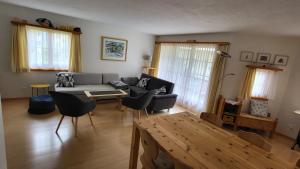 Posezení v ubytování Ferienwohnung Engadin Barbey