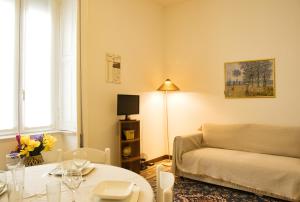 莱科Pizza & Pizzoccheri House的客厅里有一张沙发和一张桌子。