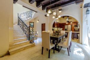 ein Esszimmer mit Tisch und Stühlen und einer Treppe in der Unterkunft Estrella de San Pedro B&B in Cartagena de Indias