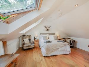 Darleyにある1 Bed in Nidderdale 93258のベッドルーム1室(屋根裏部屋に大型ベッド1台付)