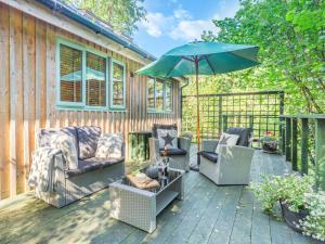 Darleyにある1 Bed in Nidderdale 93258のパティオ(椅子2脚、パラソル付)