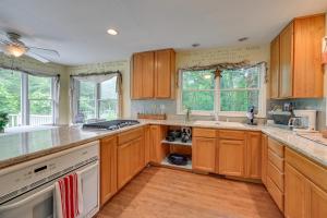 Kuchyň nebo kuchyňský kout v ubytování Fish, Hike and Unwind Remote Home in Ararat!