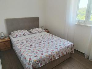 Posteľ alebo postele v izbe v ubytovaní Apartment Kiara-Rogoznica's Hidden Gem