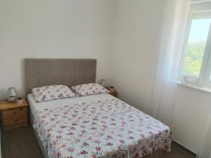Posteľ alebo postele v izbe v ubytovaní Apartment Kiara-Rogoznica's Hidden Gem