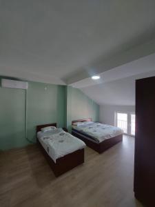 Giường trong phòng chung tại Premium Stay Prishtina